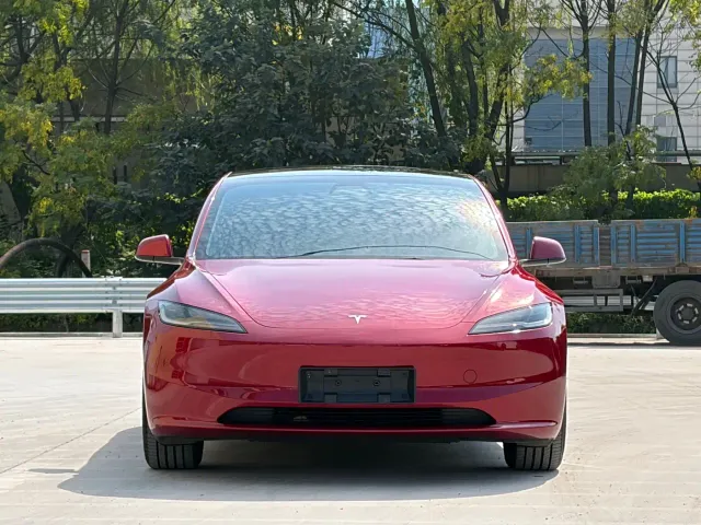 Tesla Model 3 — Фото автомобиля 2