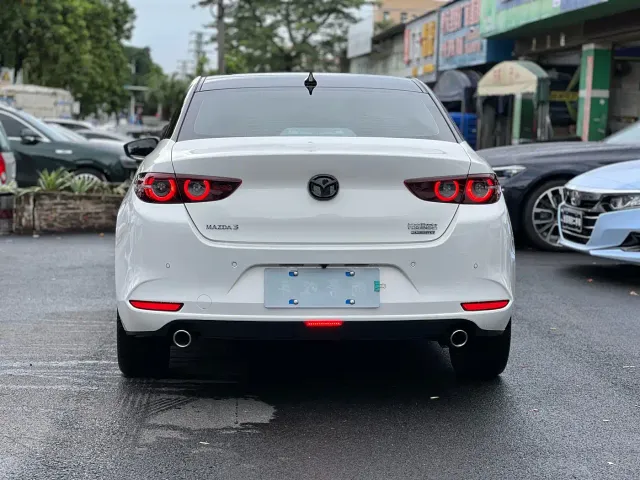 Mazda Axela — Фото автомобиля 8