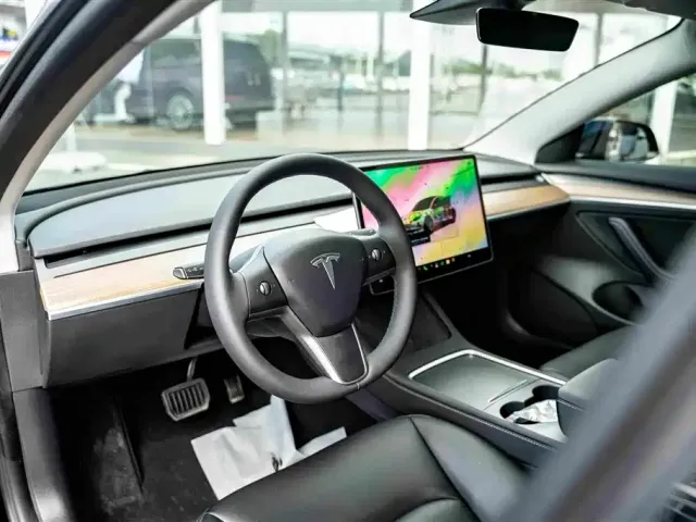 Tesla Model 3 — Фото автомобиля 10