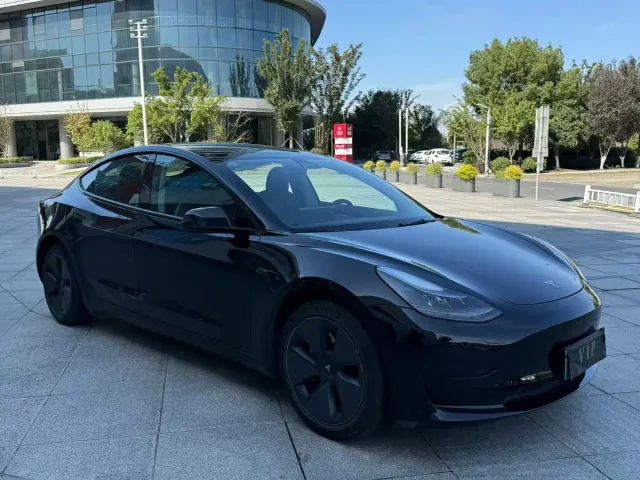 Tesla Model 3 — Фото автомобиля 3