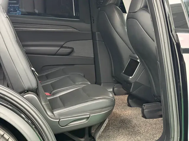 Tesla Model X — Фото автомобиля 15