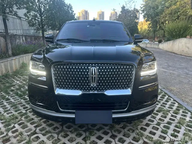 Lincoln Navigator — Фото автомобиля 3