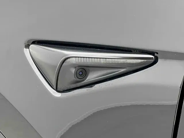 Tesla Model Y — Фото автомобиля 11