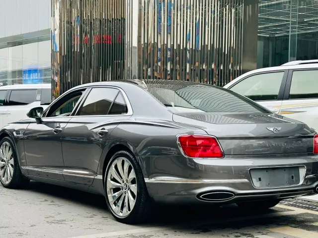 Bentley Flying Spur — Фото автомобиля 6