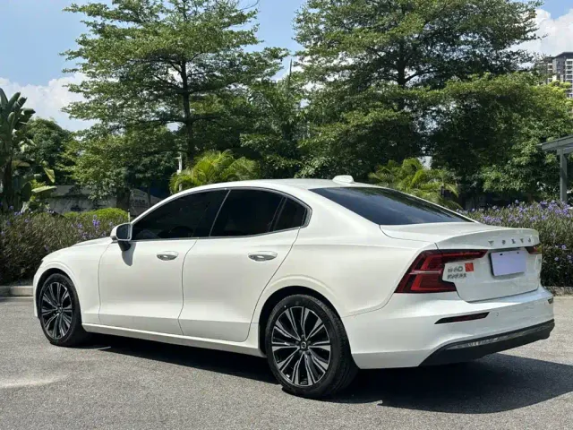 Volvo S60 — Фото автомобиля 4