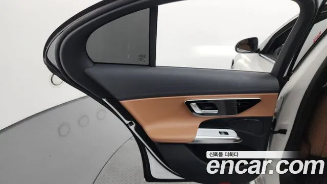 Mercedes-Benz E-Class — Фото автомобиля 23