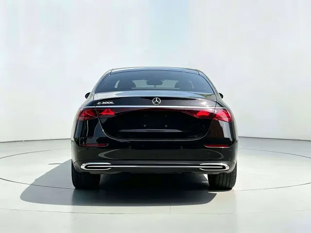 Mercedes-Benz E-Class — Фото автомобиля 8