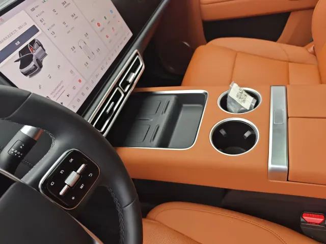 Li Auto L8 — Фото автомобиля 11