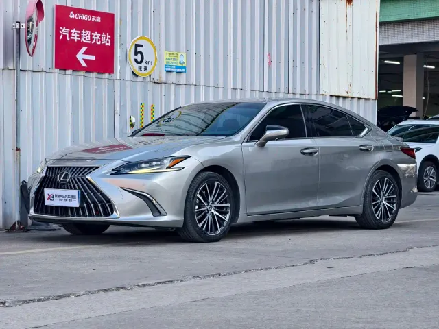 Фотография автомобиля — Lexus ES