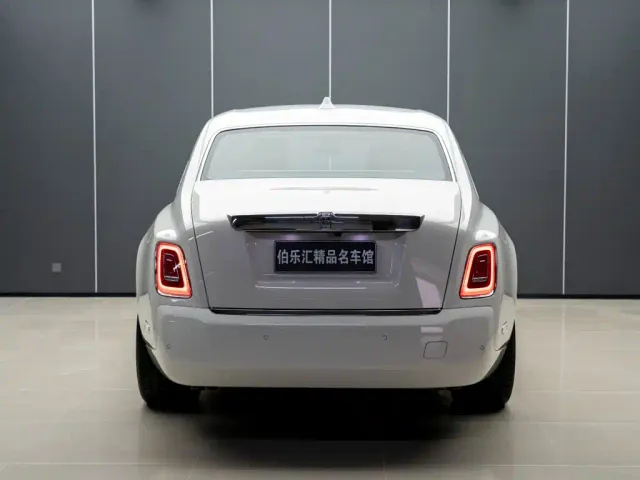 Rolls-Royce Phantom — Фото автомобиля 6