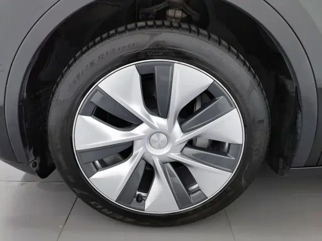 Tesla Model Y — Фото автомобиля 17