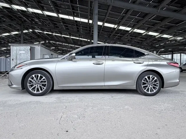 Lexus ES — Фото автомобиля 4