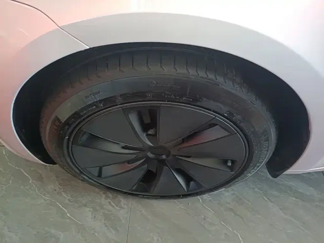 Tesla Model 3 — Фото автомобиля 21