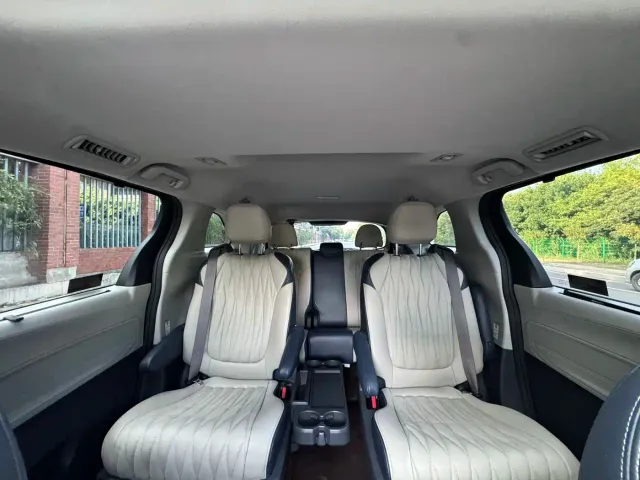Toyota Sienna — Фото автомобиля 6