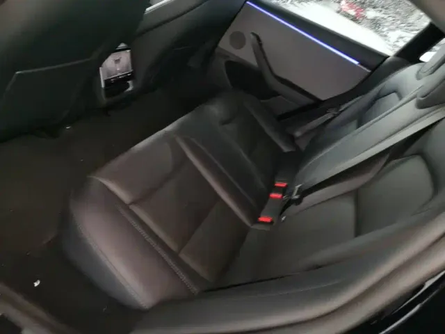 Tesla Model 3 — Фото автомобиля 16