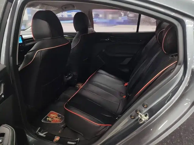 Roewe i5 — Фото автомобиля 16