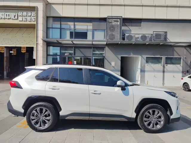 Toyota RAV4 — Фото автомобиля 3
