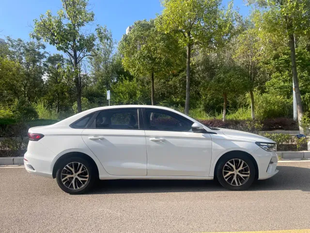 Geely Emgrand — Фото автомобиля 15