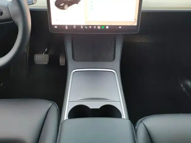 Tesla Model Y — Фото автомобиля 16