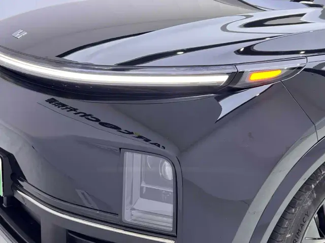 Li Auto L8 — Фото автомобиля 12