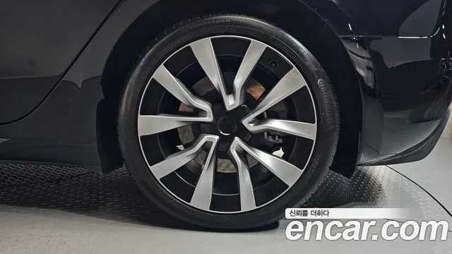 Tesla Model 3 — Фото автомобиля 20