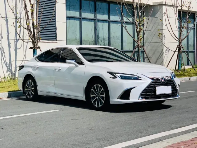 Lexus ES — Фото автомобиля 3