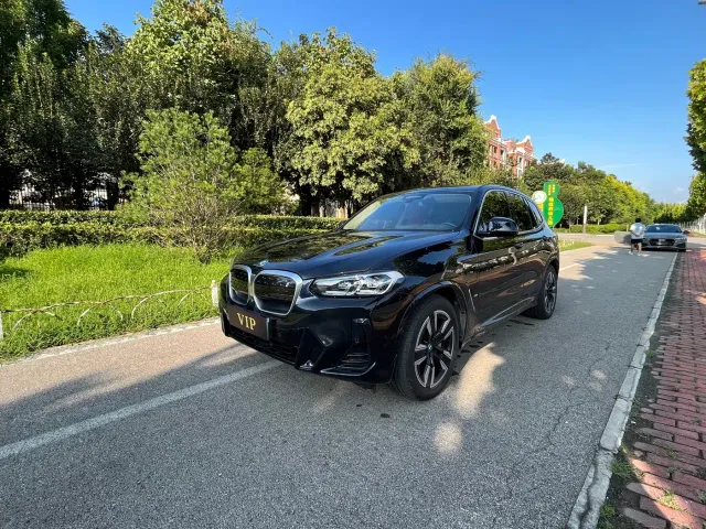 BMW iX3 — Фото автомобиля 2