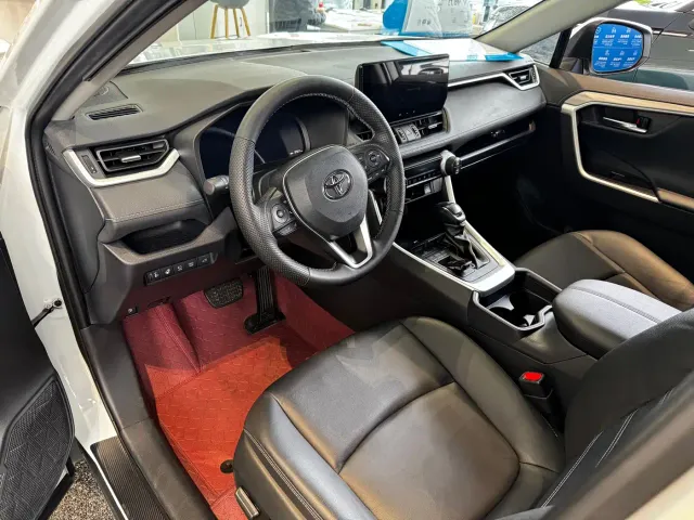 Toyota RAV4 — Фото автомобиля 5