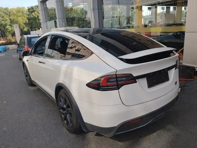 Tesla Model X — Фото автомобиля 4