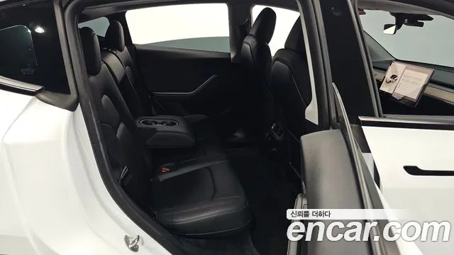 Tesla Model Y — Фото автомобиля 12