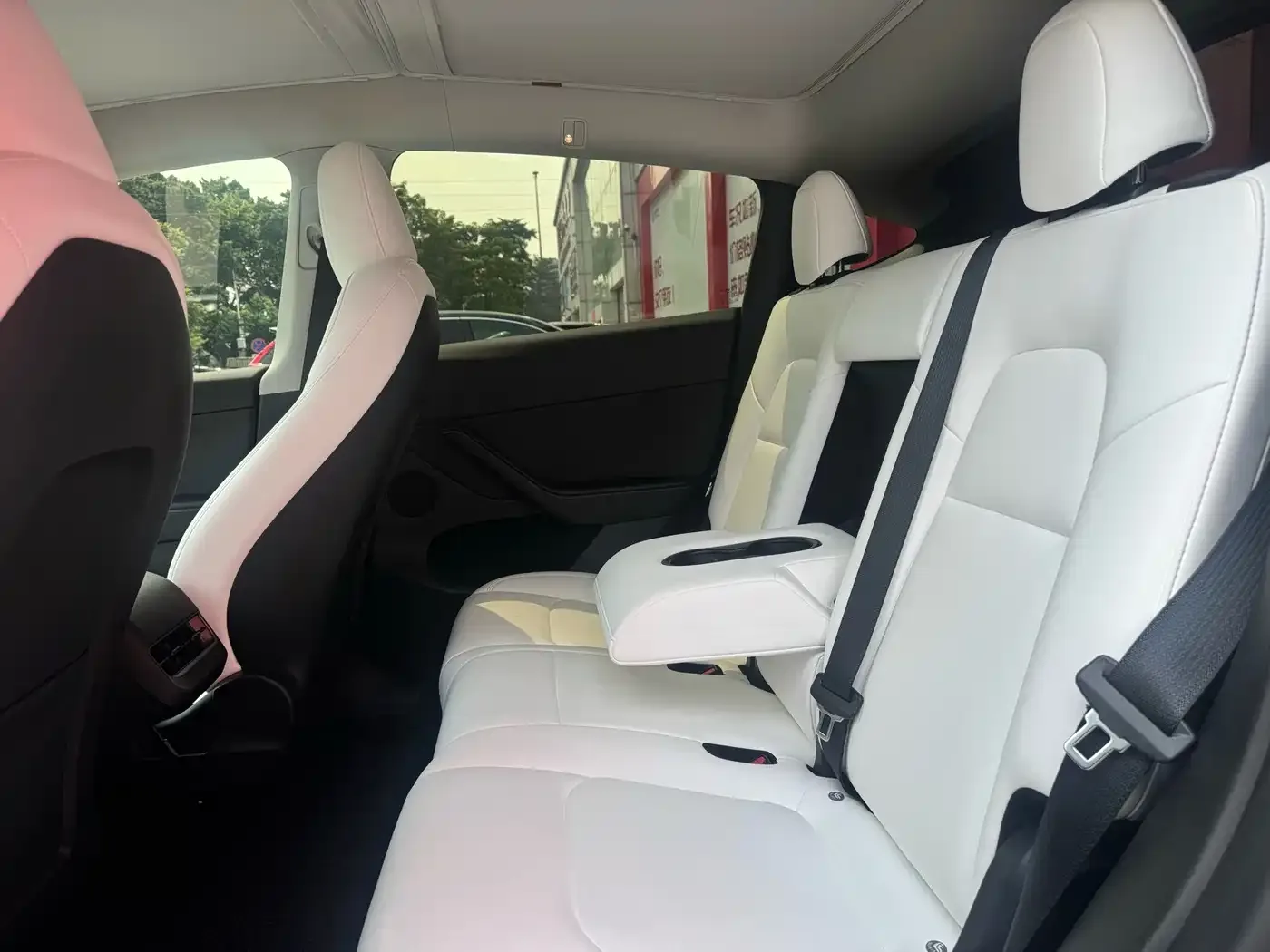 Tesla Model Y 2023 Long Range All-Wheel Drive Edition — Фото автомобиля 12