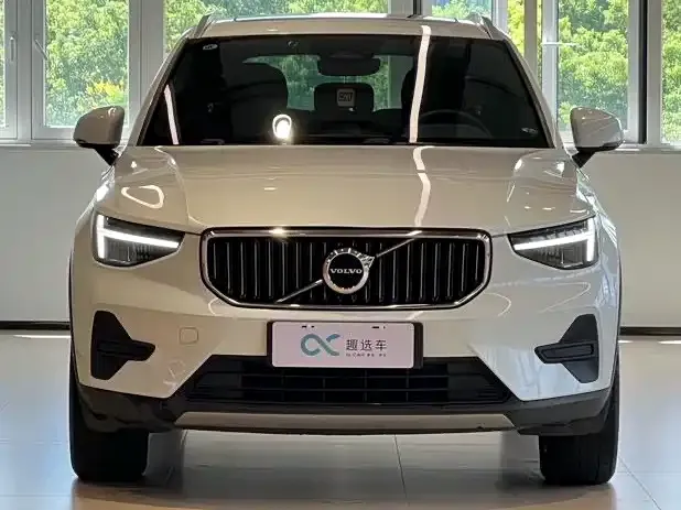 Volvo XC40 — Фото автомобиля 2