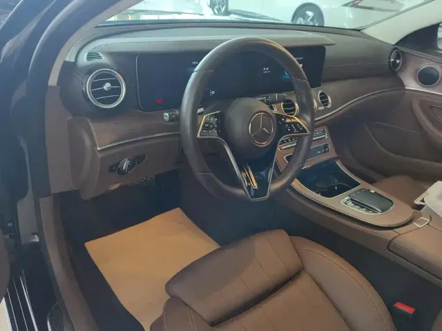 Mercedes-Benz E-Class — Фото автомобиля 12
