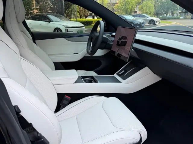 Tesla Model Y L — Фото автомобиля 5
