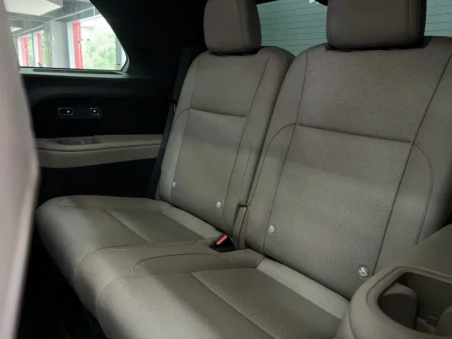 Li Auto L8 — Фото автомобиля 16