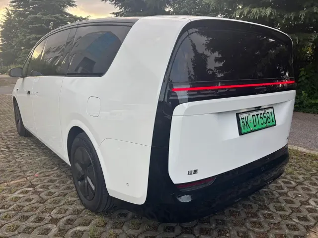 Li Auto MEGA — Фото автомобиля 4