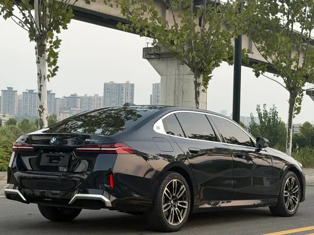 BMW BMW 5 Series 2024 525Li M Sport Package — Фото автомобиля 7