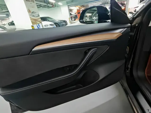 Tesla Model 3 — Фото автомобиля 10