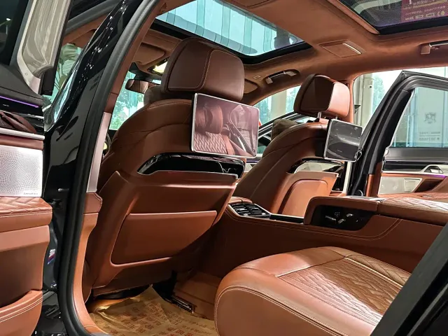 BMW 7 Series — Фото автомобиля 10