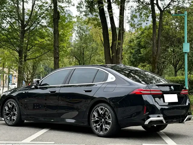 BMW BMW 5 Series 2025 530Li Premium M Sport Package — Фото автомобиля 9