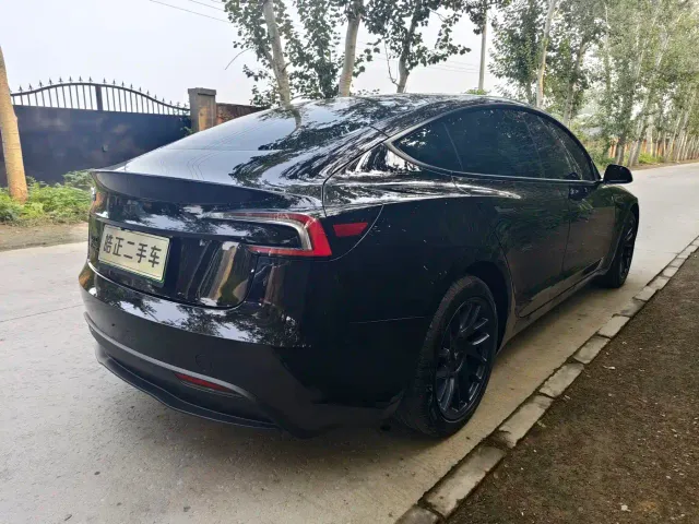 Tesla Model 3 — Фото автомобиля 4