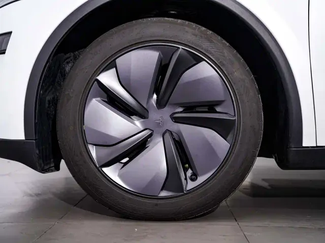 Tesla Model Y — Фото автомобиля 12