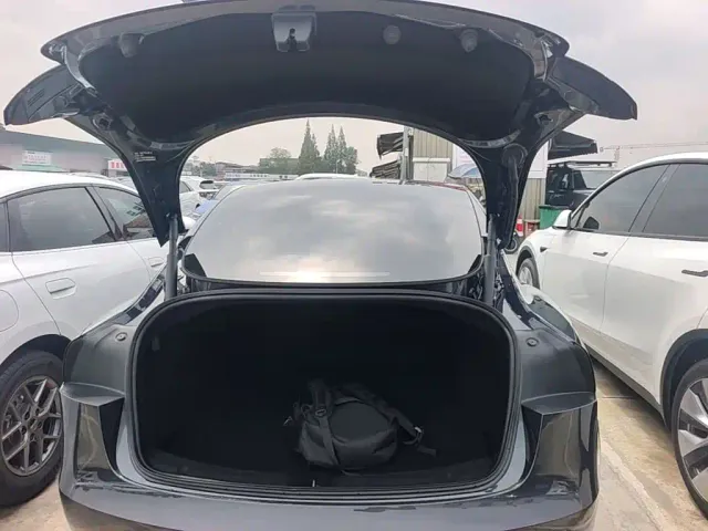Tesla Model 3 — Фото автомобиля 18