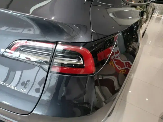Tesla Model Y — Фото автомобиля 7