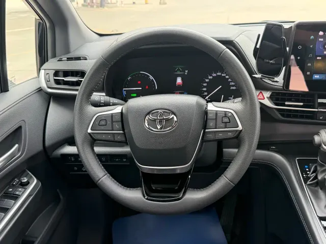 Toyota Sienna — Фото автомобиля 14