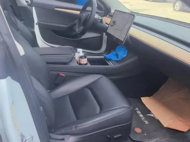Tesla Model 3 — Фото автомобиля 8