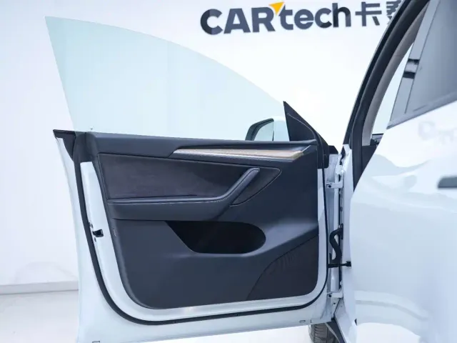 Tesla Model Y — Фото автомобиля 11