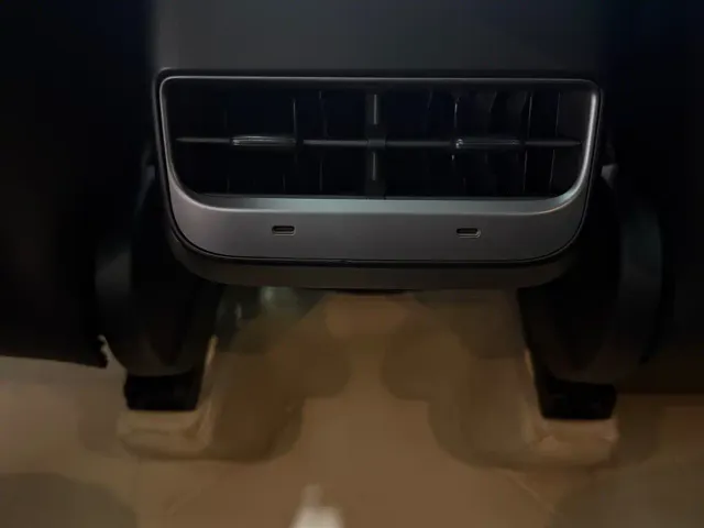 Tesla Model Y — Фото автомобиля 9