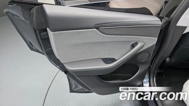 Tesla Model Y — Фото автомобиля 13