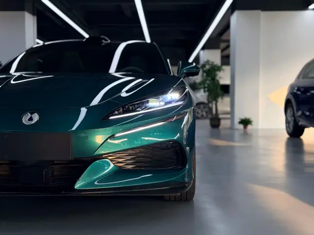 Denza Z9GT — Фото автомобиля 6